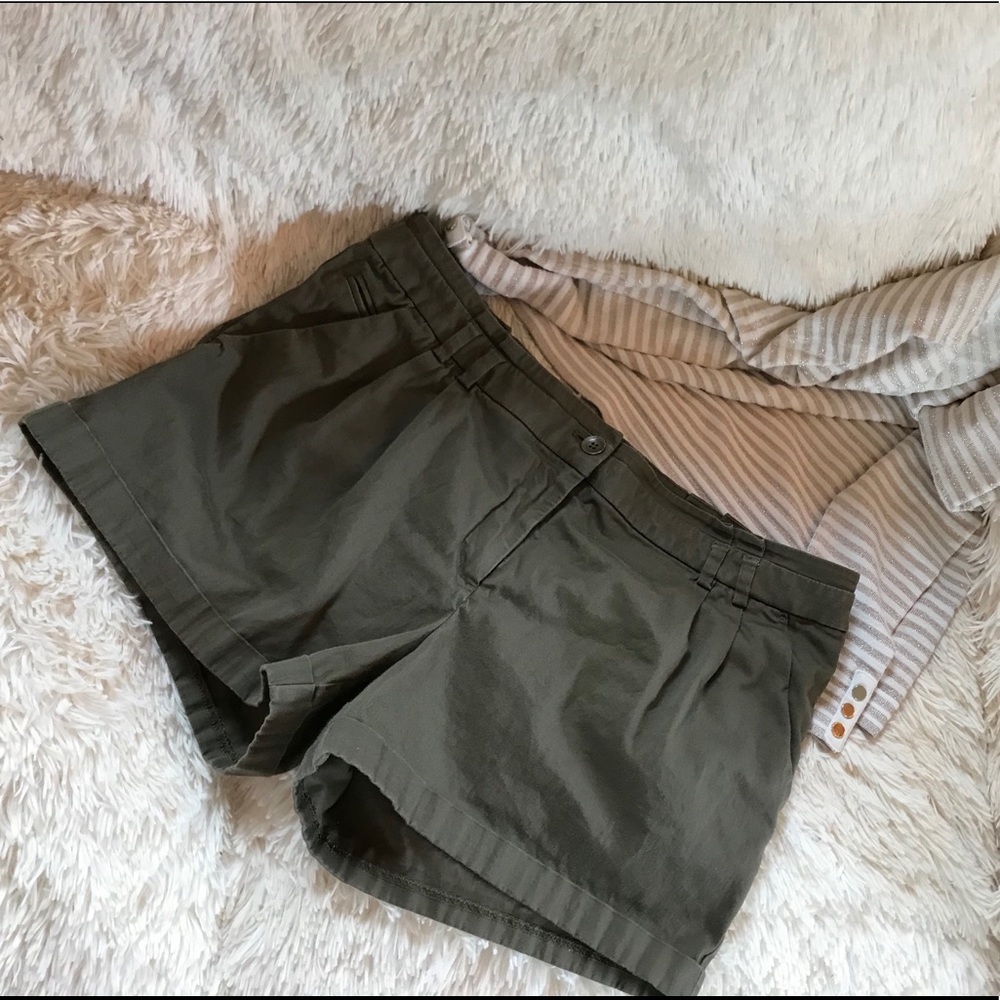 🍀 2 for $15 H&M Military green khaki pleat shorts